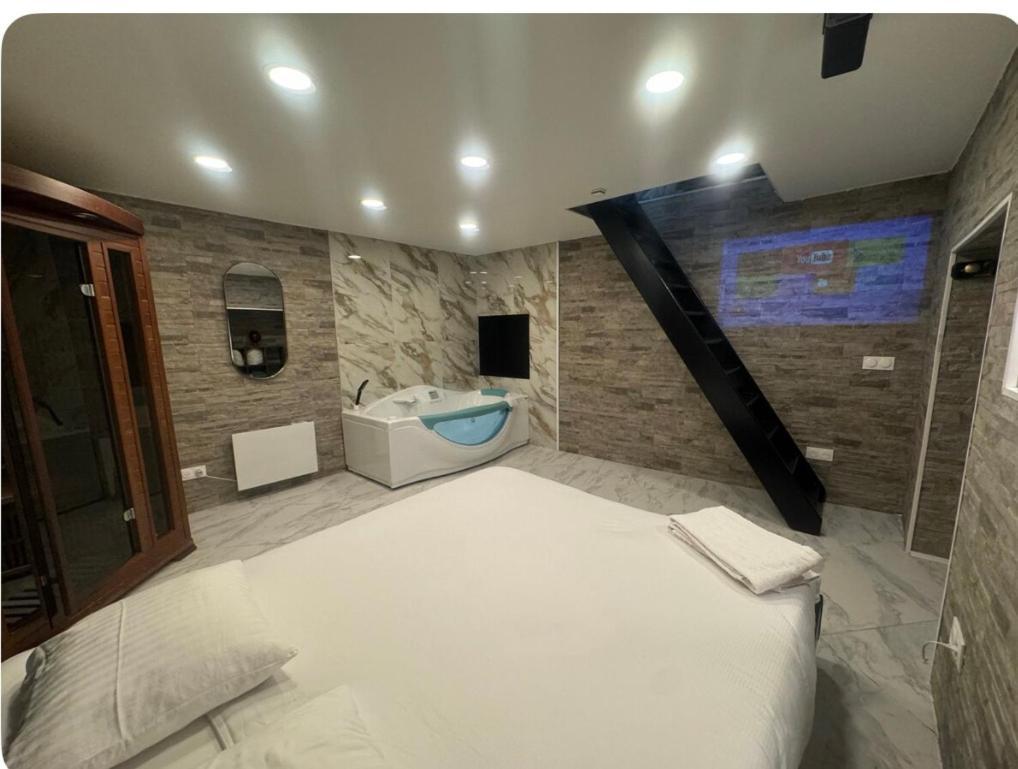 Maison Appartement Triplex Avec Jacuzzi Et Sauna Saint-Etienne  Exteriér fotografie
